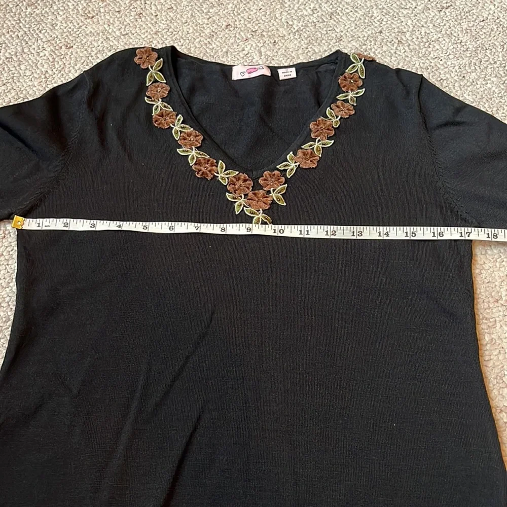 Black sweater with 3-D floral embellishments M - Picture 8 of 11